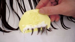 lice home remedies - comb combing out head lice